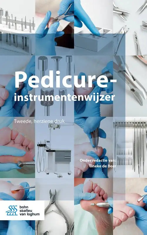 Blue hands wearing gloves holding silver pedicure-instrumentenwijzer tools in a professionele geneeskunde algemeen setting bsl media