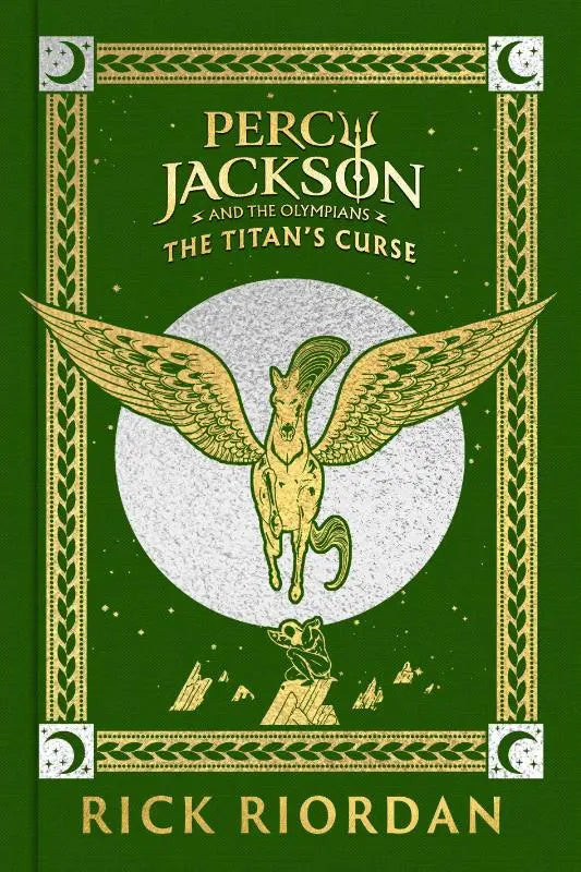 Groen boekomslag van percy jackson en de olympiërs titan’s curse met gouden tekening van gevleugeld paard bij witte maan