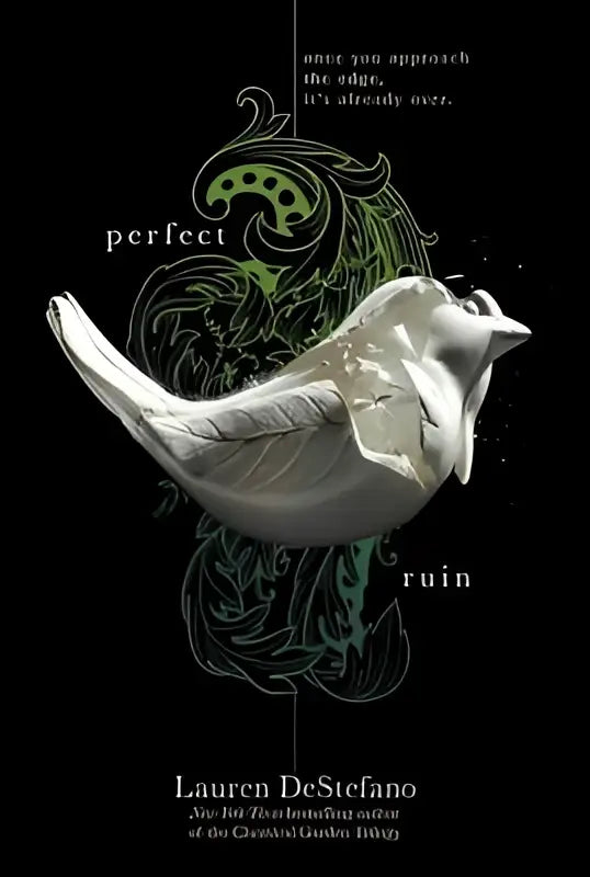 Witte gesculpteerde vogel met groene en zwarte ornamenten op de vleugels uit perfect ruin van the internment chronicles