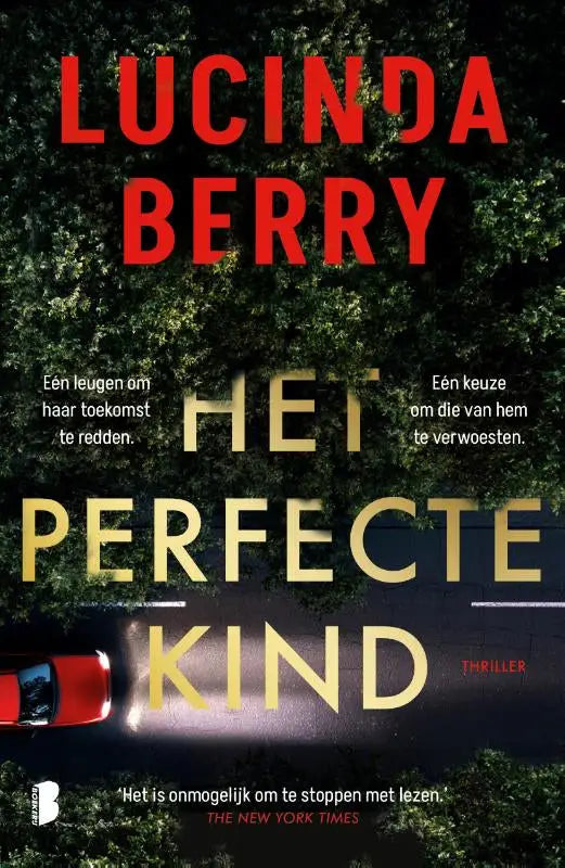 Rood sportauto rijdt snel over donkere weg omgeven door groene bomen bij nacht perfect kind lucinda berry thriller