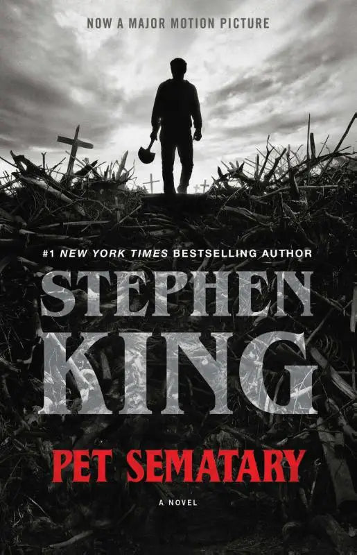 Zwart-wit boekomslag van pet sematary roman met titel in rode letters en auteur stephen king bovenaan zichtbaar