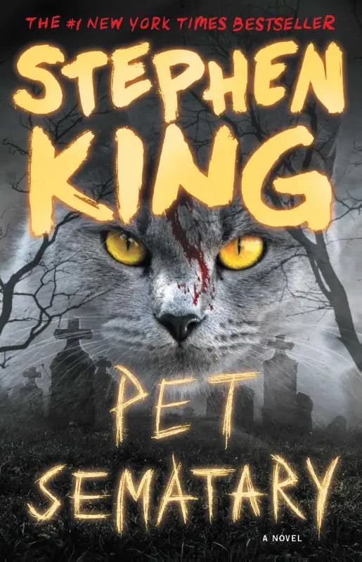 De cover van stephen kings pet sematary toont een grijze kat met gloeiende gele ogen en een rood spoor op het gezicht