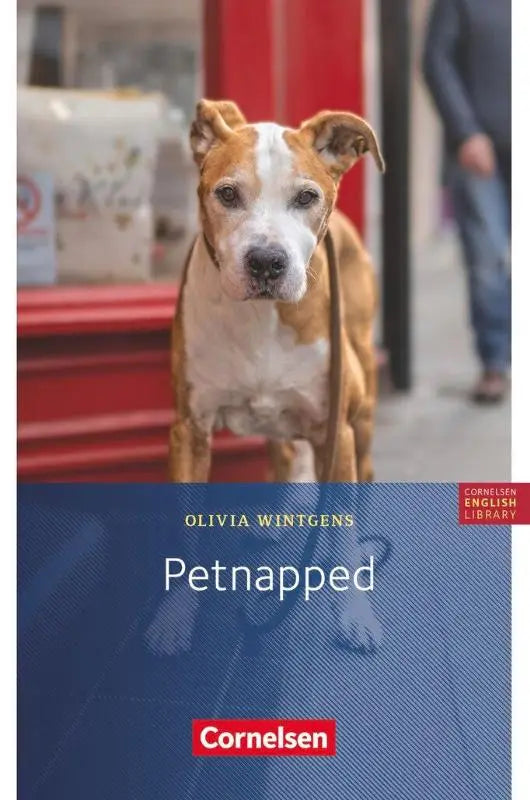 Een bruine en witte pitbull met hangende oren staat bij een rood winkelpand als cover van petnapped voor vreemde talen