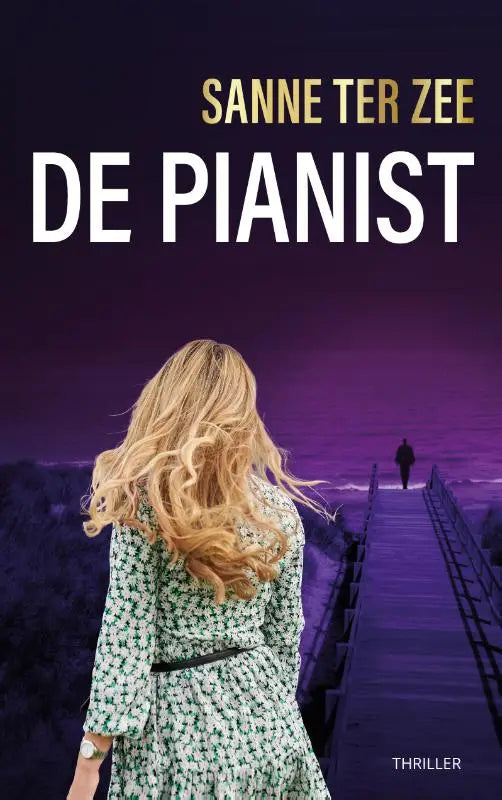 Een vrouw draagt een groene en witte bloemenjurk met een zwarte riem in het product de pianist