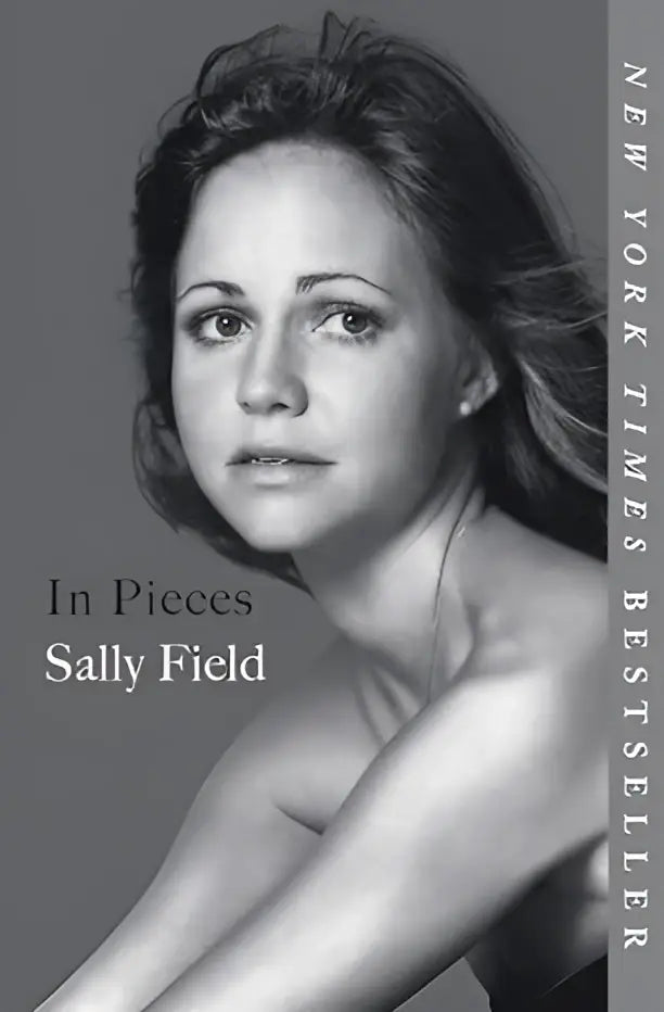 Zwart-wit boekomslag van het boek in pieces met sally field en een verticale banner new york times bestseller