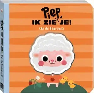 Een zacht wit lammetje met rosige wangen op de cover van een oranje gestreept bordboek over verstoppertje spelen