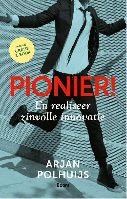 De boekcover van pionier toont rode titeltekst en een zwart-wit foto van een man in pak voor een geperforeerde muur ter ondersteuning van realiseer zinvolle innovatie