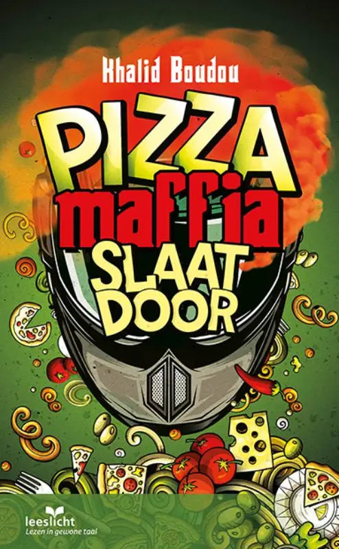 De boekcover toont een zwart zilveren motorhelm met rode gele en groene tekst pizza mafia slaat door op een vurige oranje achtergrond