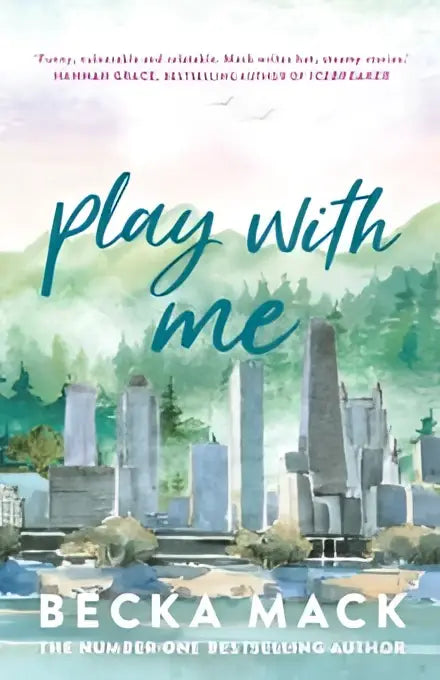 De boekcover van play with me door becka mack toont de titel in vloeiende teal letters tegen een zachte stadsscene waar mensen elkaar ontmoeten