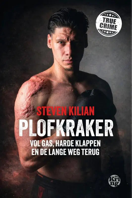 Een gespierde man met zwarte bokshandschoenen en littekens op de schouder in plofkraker van steven kilian harde klappen true crime