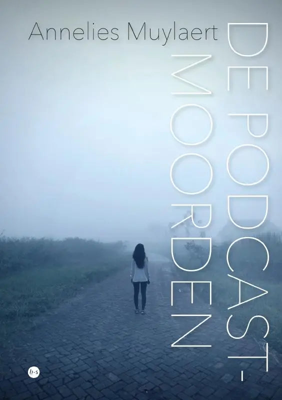 De podcast-moorden door annelies muylaert toont een mistig landschap met een wandelende figuur voor jonge lezers