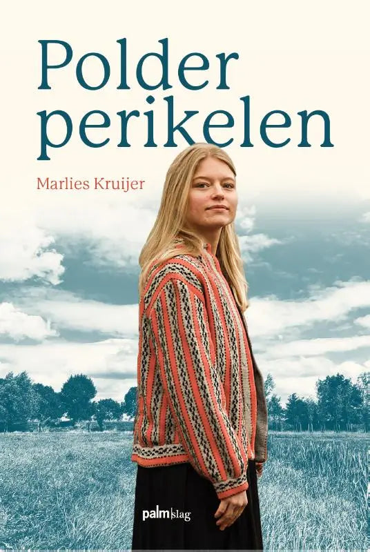 Een vrouw draagt een polderperikelen gebreid vest met verticale strepen in koraal en donkerbruin en geometrische patronen