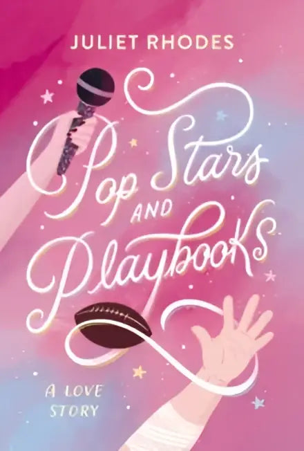 De boekcover van pop stars and playbooks van juliet rhodes toont een microfoon en script op een roze achtergrond over fake friendship