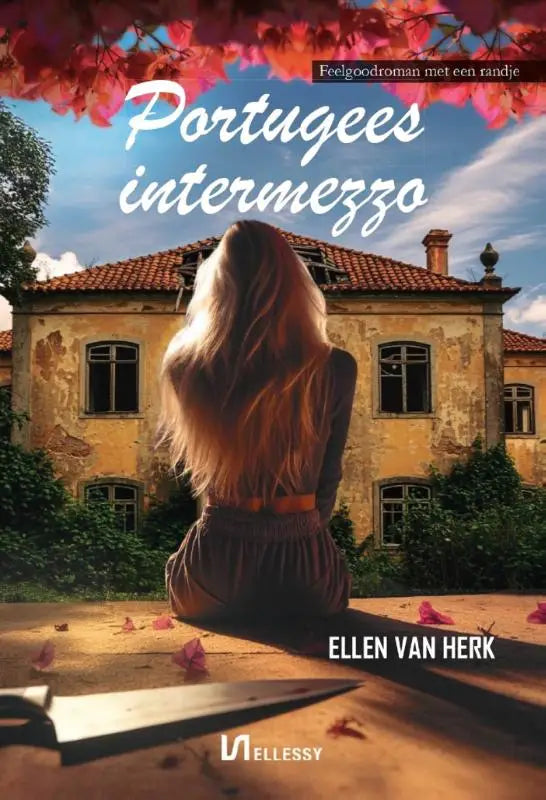 De boekcover van portugees intermezzo toont een vrouw op stenen treden voor een oud geel huis onder een blauwe lucht