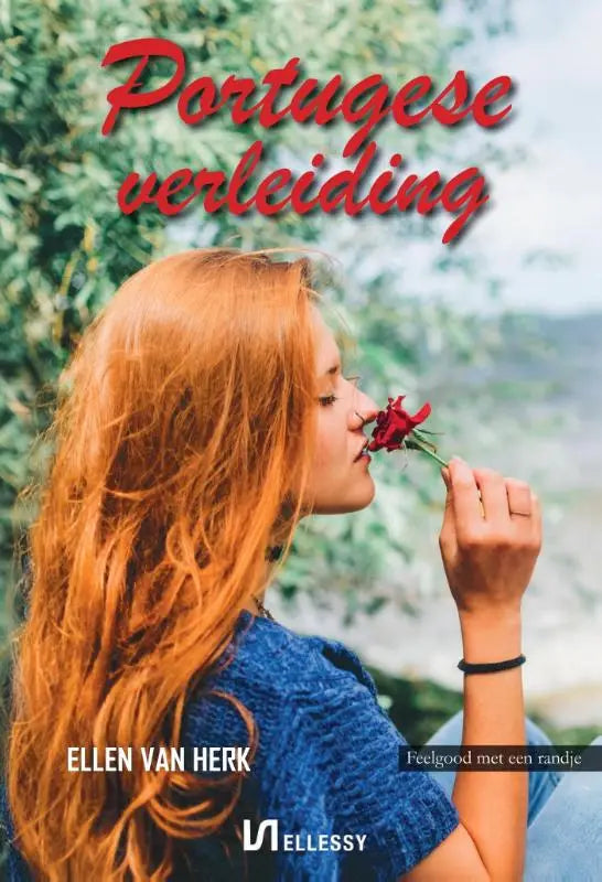 Vrouw met lange kastanjebruine haren in een blauwe gebreide top houdt een rode roos bij haar neus portugese verleiding