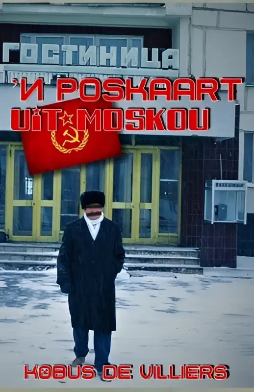 Een kaart uit Moskou toont een man in zwarte jas en hoed voor een gebouw met rode letters en sovjetvlag