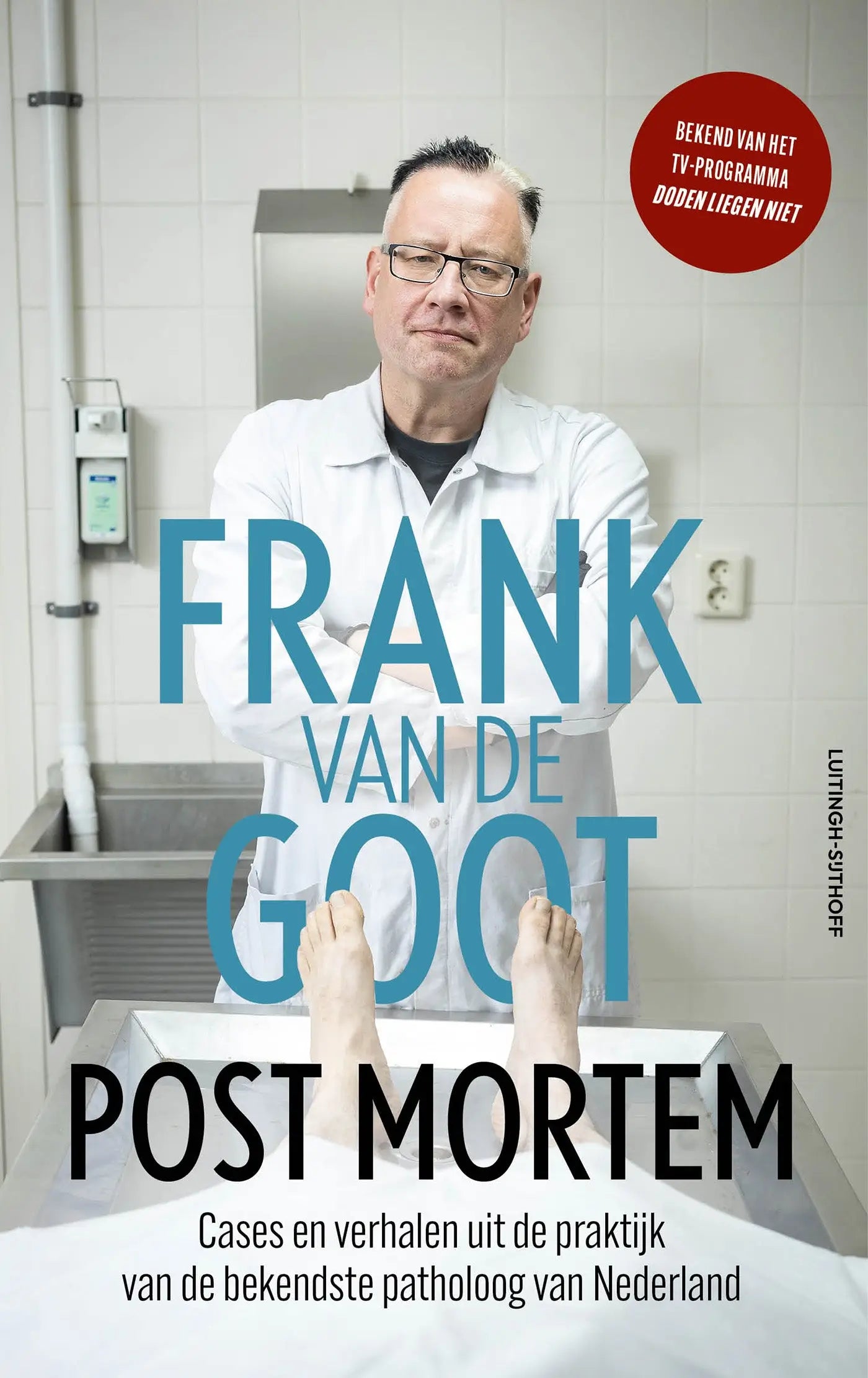 De boekomslag van post mortem toont een witte labjas gedragen door frank van de goot met blauwe en zwarte tekst