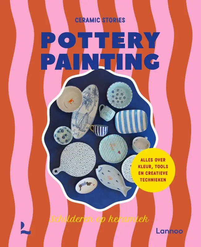Een collectie handgeschilderde keramische potten in blauw, wit en gestreepte patronen voor pottery painting
