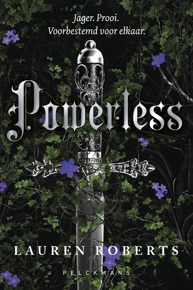Een zilveren, gedetailleerd gegraveerd zwaard met een ingewikkelde handgreep te midden van groene klimop en paarse bloemen in powerless nederlandse set van lauren roberts