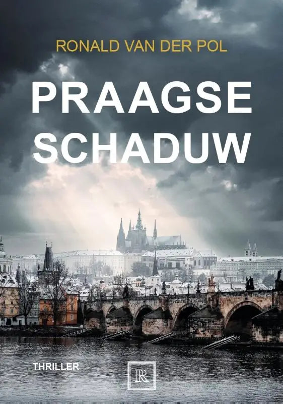 De boekcover van praagse schaduw door ronald van der pol toont pragues charles bridge en kasteel onder stormachtige lucht