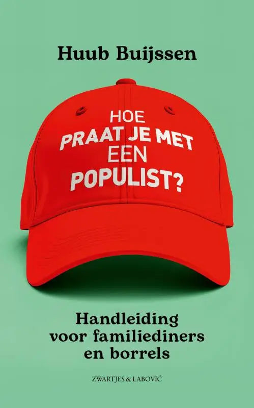 Een rode baseballcap met witte tekst hoe praat je met een populist geschikt voor familiediners en borrels