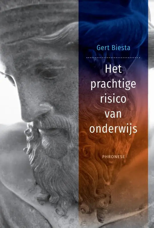 Het boek prachtige risico van onderwijs van gert biesta toont een monochrome stenen beeltenis en een blauwe naar oranje achtergrond