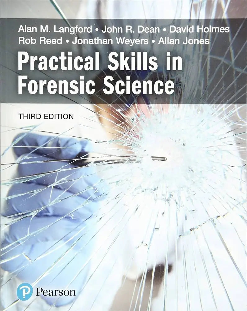 De cover van practical skills in forensic science derde editie door alan langford toont handschoenen die geschaald glas onderzoeken