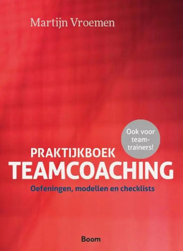 Rood hardcover praktijkboek teamcoaching door Martijn Vroemen met oefeningen modellen en checklists van Boom