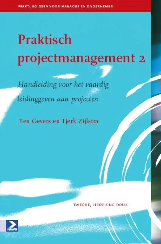 Turquoise boekpraktisch projectmanagement 2 handleiding met witte penseelstrepen en rode tekst voor vaardig voorbereiden van projecten