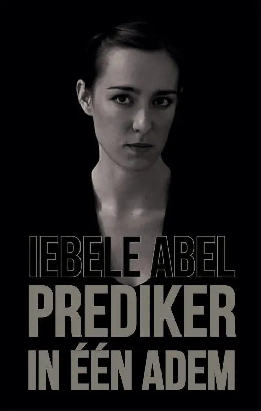 Zwart-wit portret van een vrouw met donker haar in een eenvoudig zwart shirt voor het boek prediker in één adem