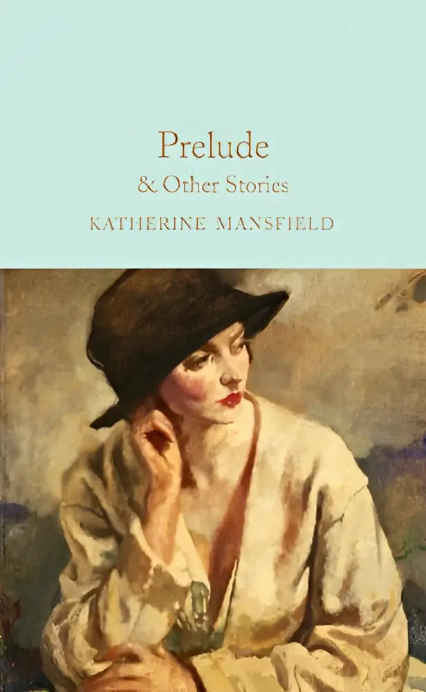 De boekomslag van prelude & other stories door katherine mansfield in de macmillan collector’s library toont een zachtblauwe achtergrond