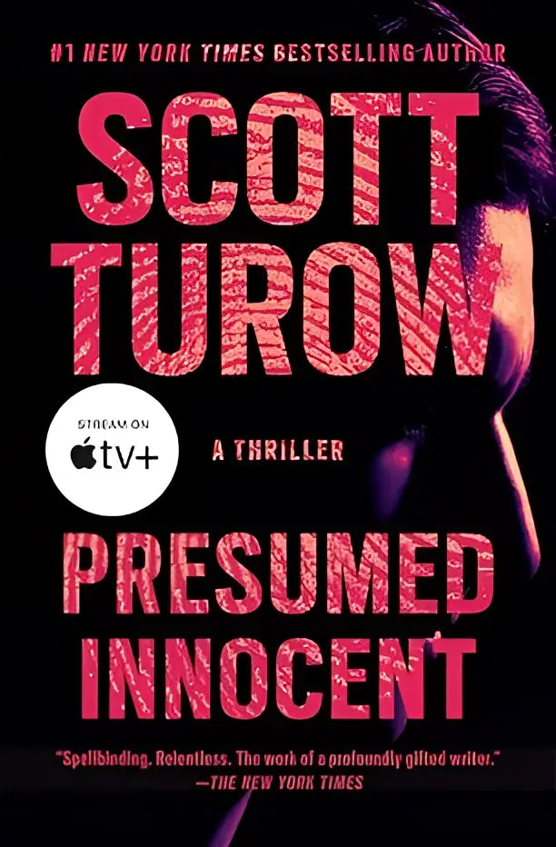 De boekomslag van presumed innocent door scott turow toont de titel in vet roze tekst op een donkere achtergrond