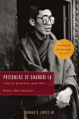 Een zwart-witfoto van een man met bril en donkere jas zittend bij het boek prisoners of shangri-la tibetaanse boeddhisme en het westen