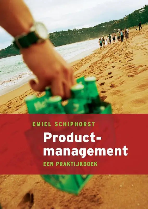 Groene bierkrat van kunststof wordt vastgehouden op een zandstrand bij productmanagement een praktijkboek