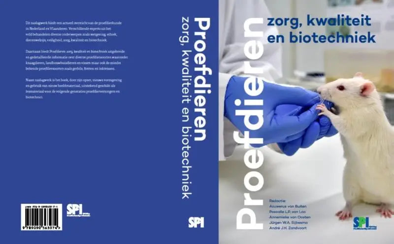 Het de kaft van het boek proefdieren toont een witte laboratoriumrat in blauwe handschoenen met de titel stichting proefdierkundige informatie