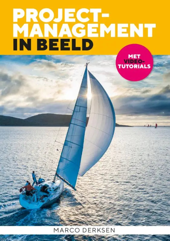 Een witte zeilboot met een blauwe romp vaart onder een heldere lucht projectmanagement in beeld met videotutorials