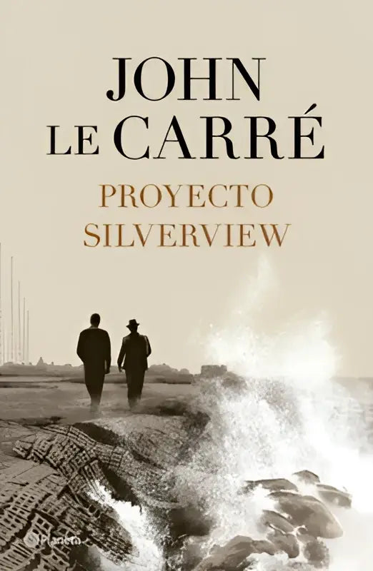 De boekcover van proyecto silverview door john le carré toont twee silhouetten langs een rotsachtige kust in sepia