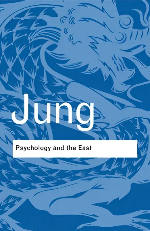 Blauw boek met een gestileerd draakontwerp en de titel jung psychologie en the east in witte letters
