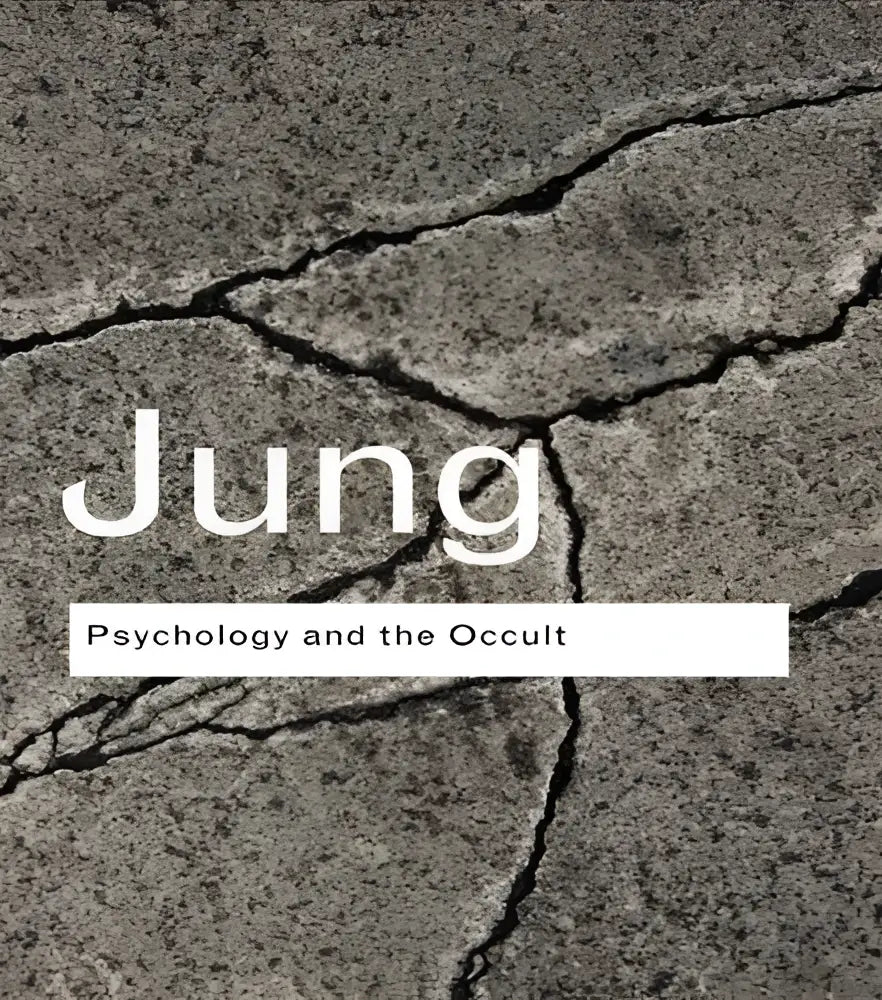 De boekomslag psychologie en het occulte toont de titel in witte tekst op een grijze gebarsten stenen achtergrond