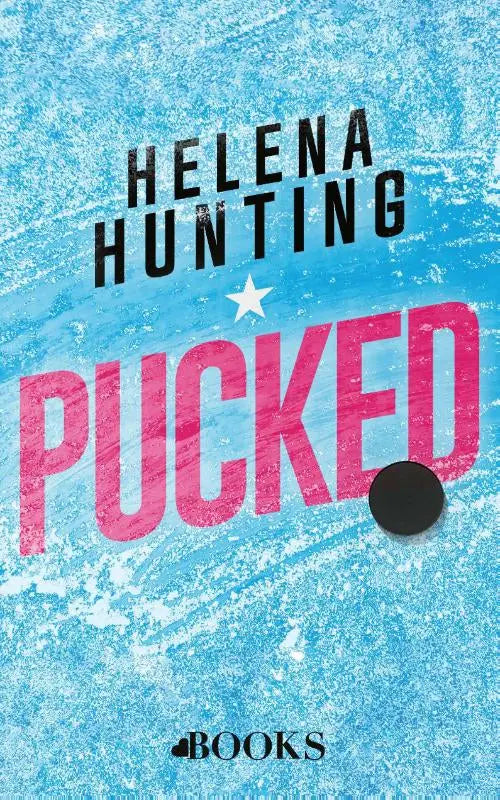 De boekomslag van pucked toont de titel in dikke roze letters met een zwarte puck op een blauwe achtergrond