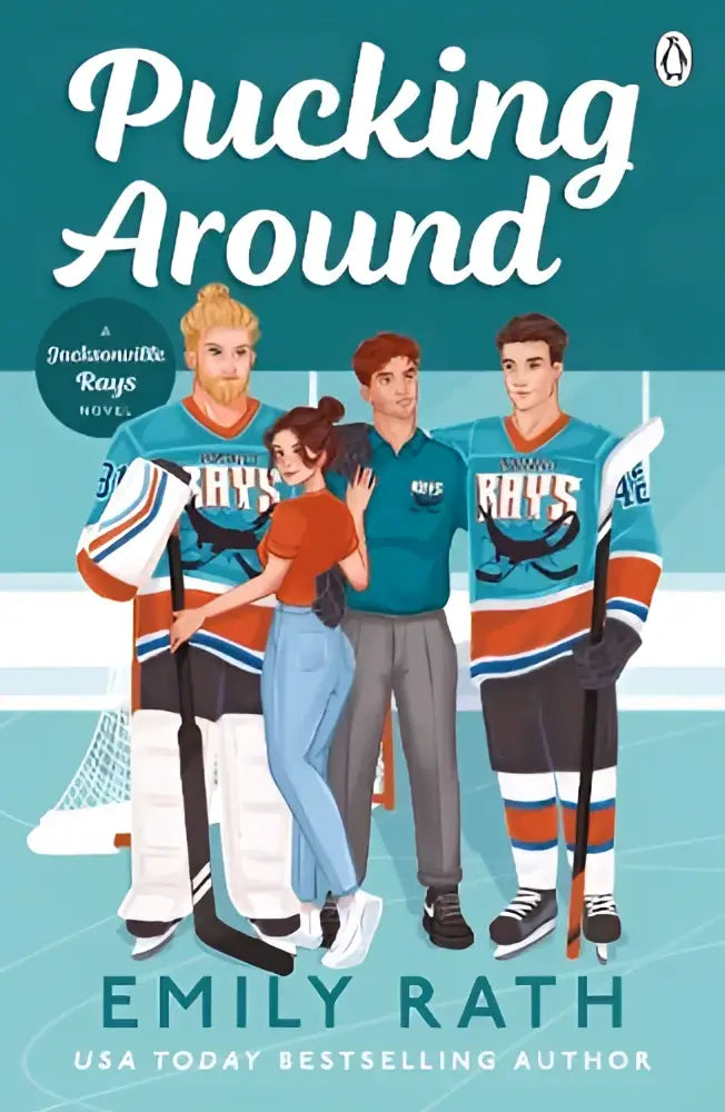 De cover van het boek pucking around door emily rath toont vier hockeyspelers in teal oranje en wit rond een vrouw in oranje top en blauwe jeans