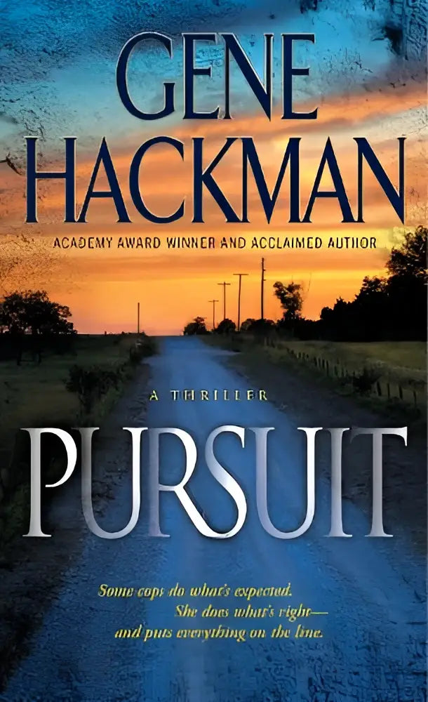 De boekcover van pursuit door gene hackman toont een dramatische zonsondergang boven een landweg met donkerblauwe tekst