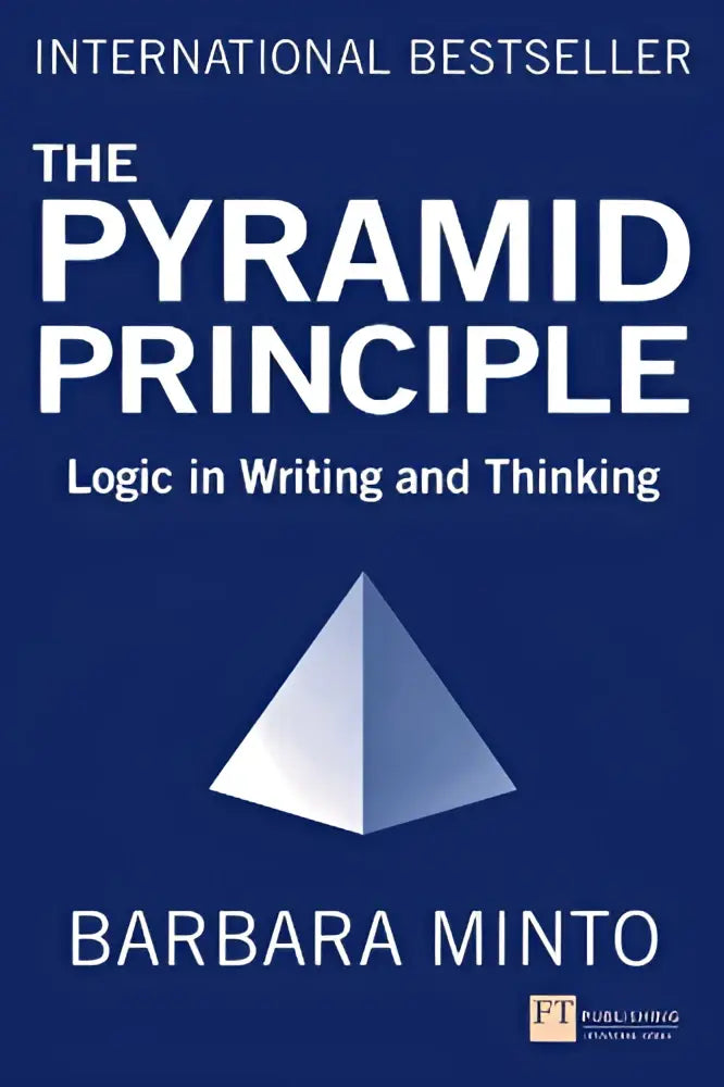 De omslag van het boek the pyramid principle toont een diepblauwe achtergrond met witte titel en een zilveren piramide voor schrijven en denken