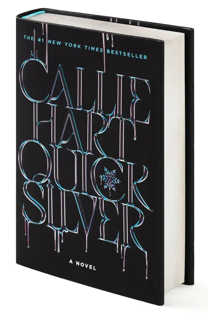 Zwart hardcover deluxe limited hardback boek quiksilver van callie hart met zilveren en groene letters en sneeuwvlokdesign