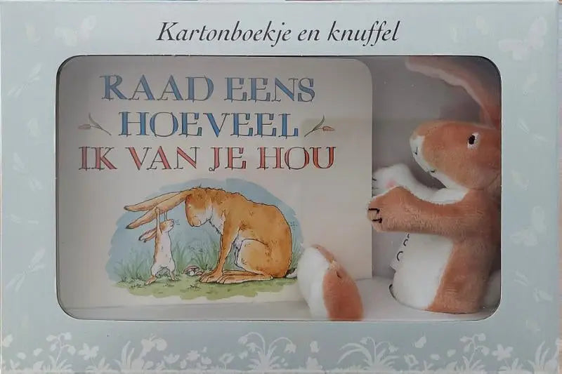 Een zachte bruine en witte pluchen konijn met geborduurde gezichtskenmerken naast sam mcbratneys raad eens hoeveel ik van je hou kinderenboek in verpakking