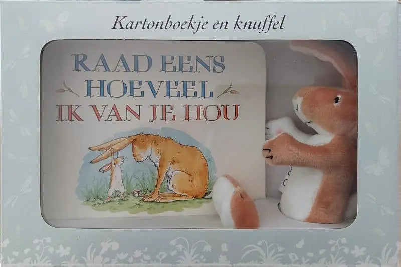 Een zachte bruine en witte knuffelkonijn van stof naast een kinderenboek raad eens hoeveel ik van je hou voor jonge lezers