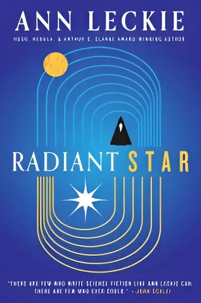 De boekcover van radiant star door Ann Leckie toont gestileerde blauwe en gouden bogen op een diepblauwe achtergrond