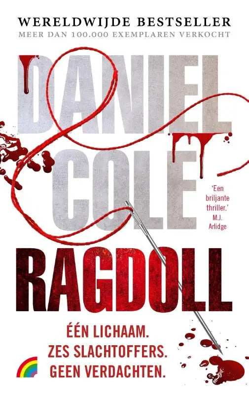 Cover van het thrillerboek ragdoll van daniel cole met rode en zwarte kleuren en een naald door het letterbeeld