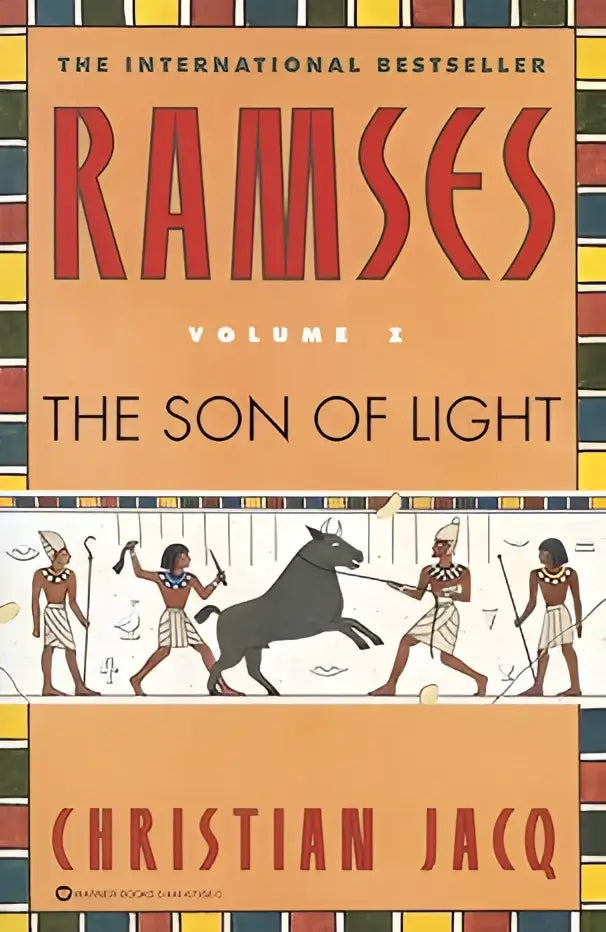 De boekcover van ramses the son of light volume i toont rode letters op oranje achtergrond met egyptische figuren en paard