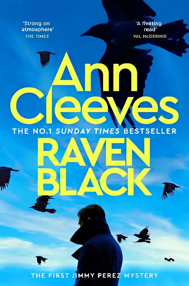De cover van het boek raven black door ann cleeves toont gele letters tegen een blauwe lucht met vliegende raven